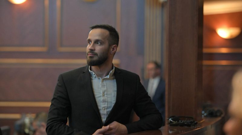 Eskaloi me gjuhën ndaj Vlora Çitakut – Fatos Geci pendohet, kërkon falje publike