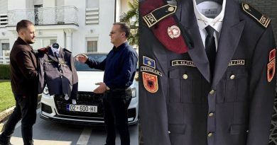 Emocionuese: I biri nderon veteranin e UÇK-së nga Mitrovica me uniformë për ditëlindje
