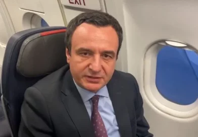 “Mos i mashtro qytetarët” – Mërgimtarët e ‘gozhdojnë’ Kurtin për 2 milionëshin: S’të votojmë më as po na i pagove pushimet “Mos i mashtro qytetarët” – Mërgimtarët e ‘gozhdojnë’ Kurtin për 2 milionëshin: S’të votojmë më as po na i pagove pushimet