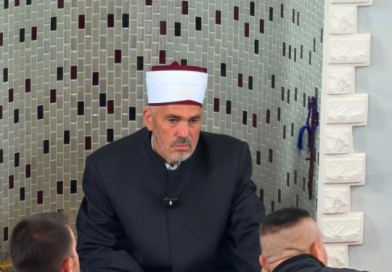 “Bomani hallall”: Mulla Osmani mban ligjeratën e fundit në xhami, përshëndetet me xhematin