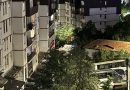 Vritet një person para hyrjes së banesës, Policia në kërkim të dorasit