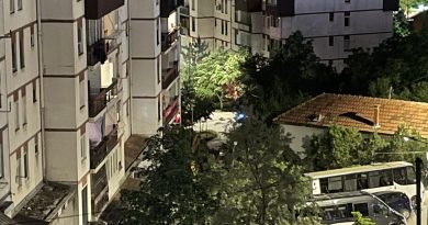 Vritet një person para hyrjes së banesës, Policia në kërkim të dorasit
