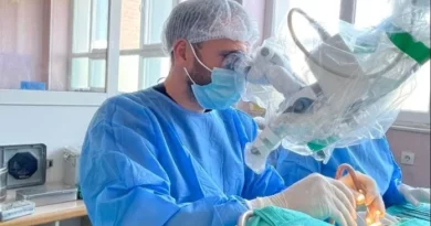 Pacientes në QKUK i rikthehet dëgjimi pas 18 vitesh, ishte përballur edhe me vështirësi në komunikim