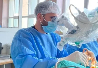 Pacientes në QKUK i rikthehet dëgjimi pas 18 vitesh, ishte përballur edhe me vështirësi në komunikim