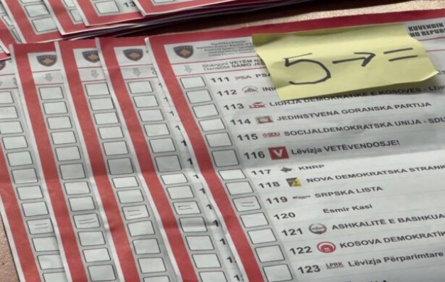 Dyshime për dallavere me vota, hasen fletëvotime me shenja identifikuese