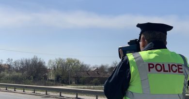 Një person në Vushtrri godet policin me veturë dhe ikë nga vendi i ngjarjes