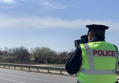 Një person në Vushtrri godet policin me veturë dhe ikë nga vendi i ngjarjes Një person në Vushtrri godet policin me veturë dhe ikë nga vendi i ngjarjes