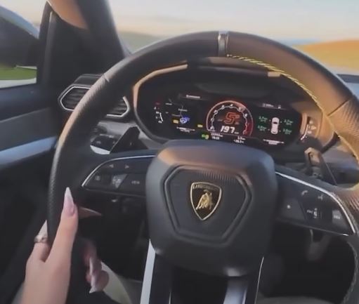 Një modele voziti gati 200 me Lamborghini, Policia ia merr lejen dhe e dënon 300 euro Një modele voziti gati 200 me Lamborghini, Policia ia merr lejen dhe e dënon 300 euro
