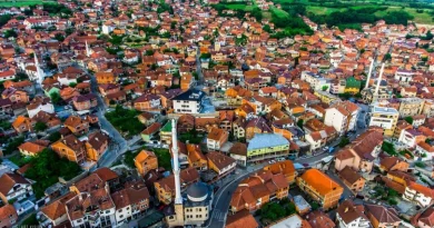 E çuditshme: Vidhet pllaka përkujtimore në Rahovec