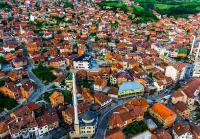 E çuditshme: Vidhet pllaka përkujtimore në Rahovec