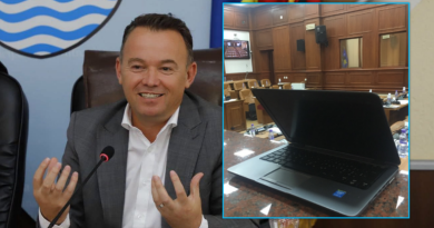 Faton ‘fërfull’ Peci i çon afër 20 mijë euro në tender për 39 laptopë të rinj nga paratë publike Faton ‘fërfull’ Peci i çon afër 20 mijë euro në tender për 39 laptopë të rinj nga paratë publike