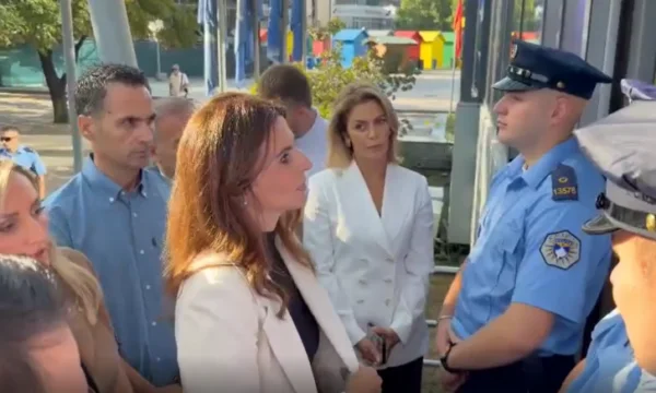 PDK e AAK kërkojnë të hyjnë në Qeveri, polici: Do ta pyes Kurtin nëse pranon t’ju takojë PDK e AAK kërkojnë të hyjnë në Qeveri, polici: Do ta pyes Kurtin nëse pranon t’ju takojë
