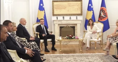Haxhiut i shkojnë në takim veç njerëzit e partisë dhe minoritetet