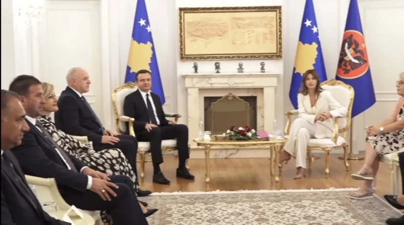 Haxhiut i shkojnë në takim veç njerëzit e partisë dhe minoritetet
