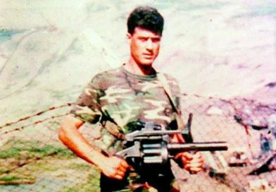 Thaçi rrëfen udhëtimin drejt Parisit: Mora me vete emblemën e UÇK-së, e futa në xhepin e këmishës, ngjitur me zemrën