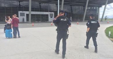 Rrahje mes punëtorëve të Rentave në ‘Aeroportin Adem Jashari’: Fyerje, shtyrje dhe më pas grushte – njëri ndalohet për 48 orë