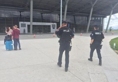 Rrahje mes punëtorëve të Rentave në ‘Aeroportin Adem Jashari’: Fyerje, shtyrje dhe më pas grushte – njëri ndalohet për 48 orë