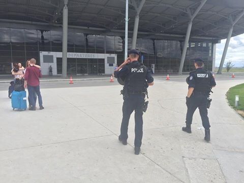 Rrahje mes punëtorëve të Rentave në ‘Aeroportin Adem Jashari’: Fyerje, shtyrje dhe më pas grushte – njëri ndalohet për 48 orë