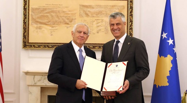 Dëshmoi në Hagë, ish-gjenerali i NATO-s reagon ndaj Speciales: Thaçi s’është një kriminel për t’u dënuar